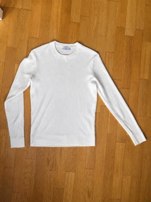 Stickad tröja från Mango  - Säljer min tröja från mango. Den är beige/ vit och har ett randigt tygmönster. Storlek S! 
