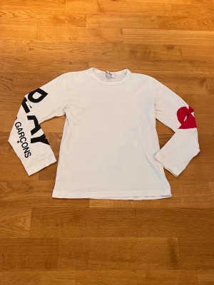 Comme des garcon longsleeve - Säljer en Riktigt fräsch longsleeve från comme des garçons i riktigt fint skick! Säljer pga att den blivit för liten. Hör av er vid frågor eller funderingar! Mvh Filip 
