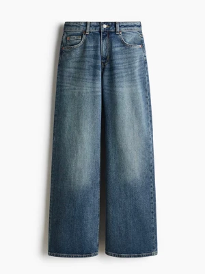 Blåa wide leg jeans med slitning - Säljer ett par blåa jeans med breda ben och hög midja. Jeansen har klassisk femficksdesign, ljus tvätt och en liten slitning på bakfickan. Tillverkade i denim med snygg vintagekänsla och raka, vida ben. Storlek 40. ❤️