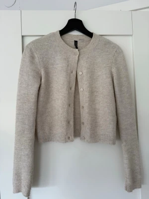 Beige stickad kofta - Beige stickad kofta från h&m 