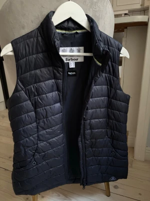 Marinblå dunväst från Barbour - Marinblå dunväst från Barbour med quiltad design. 