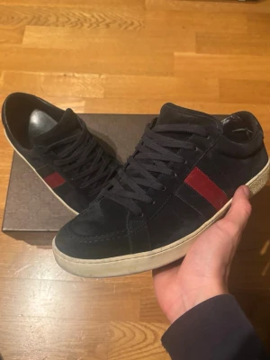 Gucci skor - Snygga och ovanliga Gucci skor storlek 41 ny pris 10k. Priset är inte hugget i stenen om du har frågor är det bara att ställa  