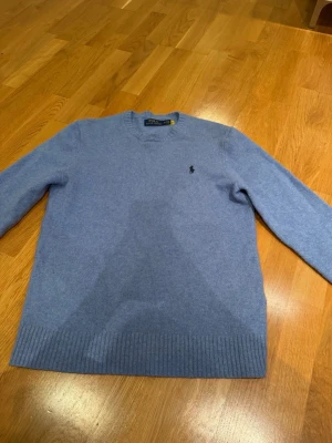 Polo Ralph Lauren - Säljer en fin tröja från Polo Ralph Lauren i en fin babyblå färg. Mycket bra skick. Storlek M herr. Köpt för ca 2000kr men säljer för 950 kr. Kontakta för fler bilder eller frågor!! 