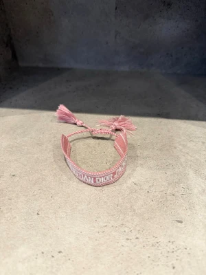 Dior armband - Sprillans nytt armband! Otroligt snyggt o fräscht. Vid minsta fundering kontakta oss ✔️🤛