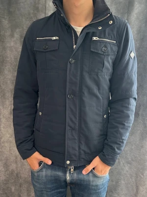 J.lindeberg field jacket  -  fint skick, saknar dock den nedersta knappen. | Size S (modellen är 188 cm 74 kg) | fraktar spårbart inom 24 timmar | för att köpa klicka ”köp nu” | vid frågor eller funderingar skriv ett meddelande | följare får bättre rabatter🙌