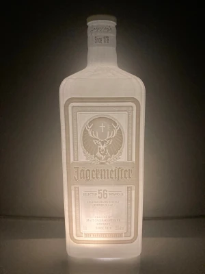 Jägermeister flaska formad lykta - Unik lykta i form av en Jägermeister-flaska. I priset ingår en liten led-ljus 