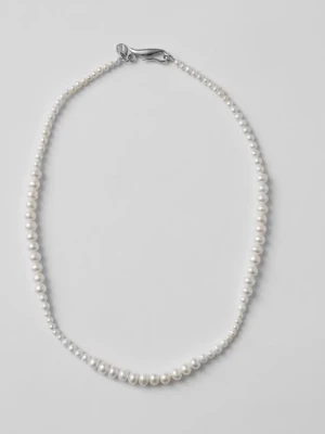 Äkta silver pärl halsband blue billie  - Elegant halsband med vita, runda pärlor i olika storlekar. Halsbandet har ett silverfärgat spänne och ger en tidlös och stilren look. Perfekt accessoar för att lyfta vilken outfit som helst. Oanvänt