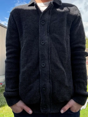 Stickad cardigan / overshirt - Riktigt snygg stickad cardigan / kofta med  både dragkedja och knappar i en fin färg från Esprit. Storlek L men sitter som S. Han på bilden är ca 176. Fint skick.