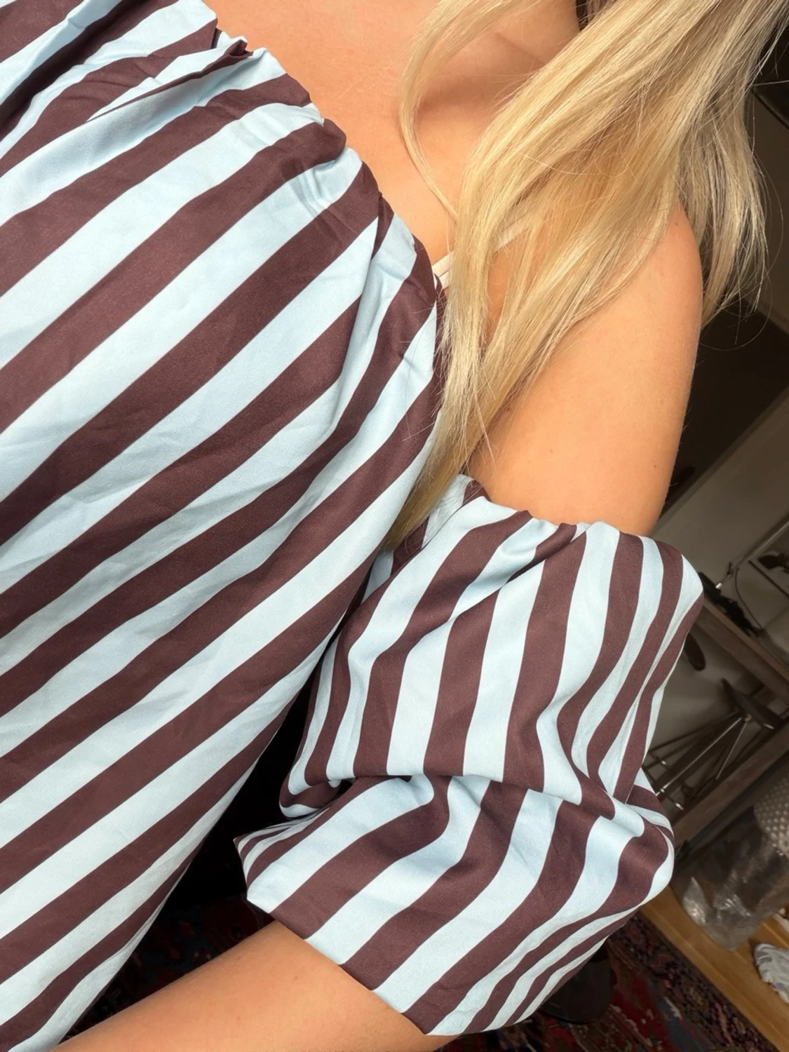 Randig offshoulder blus i blått och brunt - 1