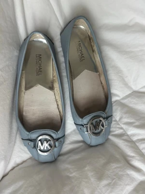 Ljusblå ballerinaskor Michael Kors