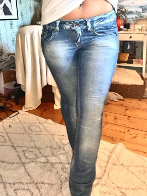 Lågmidjade Vero Moda jeans - Säljer ett par 2000s lågmidjade, bootcut Vero Moda Jeans !  Jättebra skick men lappen där det står storlek är bortklippt. Skulle säga storlek 36. ❗️Innerbenslängd - 80cm ❗️midja (rakt över) - 42cm   