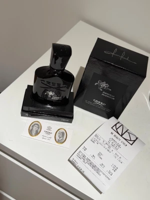 Creed Absolu Aventus parfym 75ml - Lyxig parfym från Creed, modellen Absolu Aventus. Flaskan är svart med elegant design och silverdetaljer, rymmer 75 ml. Kommer med originalkartong och tillbehör. En exklusiv doft för dig som vill sticka ut. Tillkommer med kvitto 