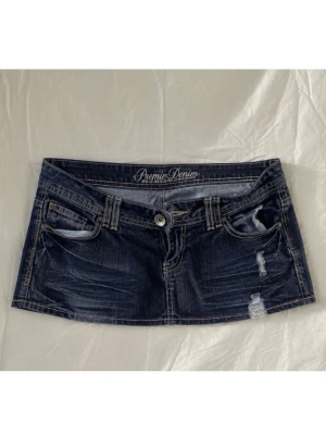 Mini jeans kjol - Kjolen är ungefär 25 vm lång 