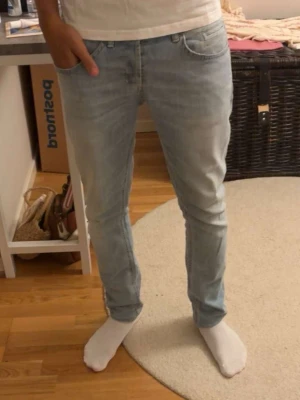 Dondup George Jeans W31 – Made in Italy - Säljer ett par Dondup George jeans i storlek W31. Ljusblå tvätt med snygg passform och klassisk Dondup-design med D-emblem på bakfickan.  Jeansen är i fint använt skick utan större anmärkningar. Sköna och stilrena, passar till både vardag och fest.  Storlek: W31  Skicka gärna meddelande vid frågor eller om du vill ha fler bilder. Mått: waist 40cm ytterbenslängd: 101cm