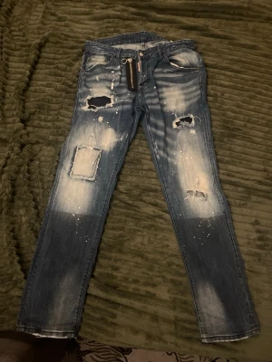 DSQUARED 2 jeans  - Säljer ett par äkta DSQUARED 2 jeans som är knappt använda, fick de som present!!!