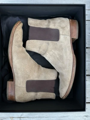 Saint Laurent chelsea boots (wyatts) - Wyatt 30 Chelsea Boot, New Cigaro, använda men i bra skick, har mycket liv kvar i sig, det sitter en extra gummisula (vibram) på skinnsula(kolla bild). Box och det som ligger i boxen ingår!