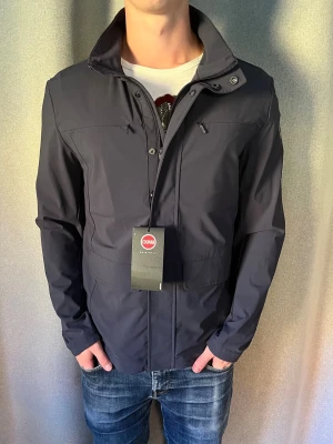 Colmar Fieldjacket - Säljer en skön Colmar fieldjacka, funkar bra som vindjacka också! | Den är helt ny med prislapp! | Storlek 50 och den passar en M, modell på bild är 178cm och 67kg! | Ställ gärna frågor innan du köper!