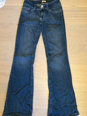 Mörkblå bootcut jeans från Nelly  - Säljer ett par trendiga bootcut low waist Nelly jeans! Jätte bra kvalité, sitter super skönt och är super snygga på!!