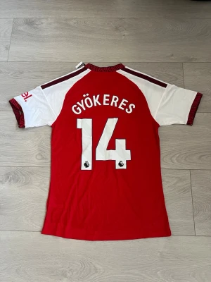 Arsenal 26-27 hemmatröja - Säljer en fin Arsenal hemma tröja med Gyökeres på ryggen. Tröjan är i storlek M och är helt oanvänd!