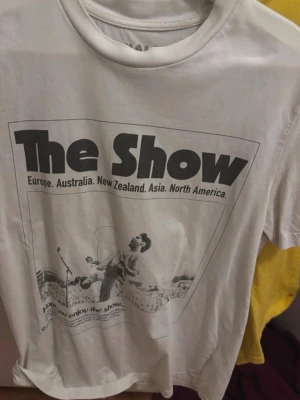 Vit t-shirt The Show Niall Horan  - Köpt på Nialls konsert i stockholm 2024. Säljer pga den är lite för tajt för min smak! 