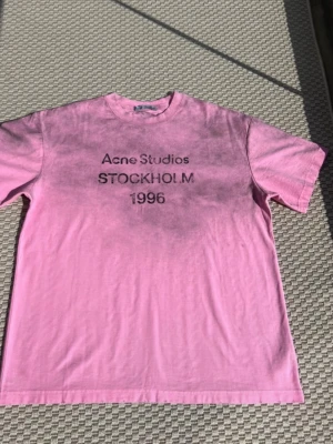 Rosa Acne Studios t-shirt Stockholm - Storlek s. Som ny! Postas inom 24 h! Lägg prisförslag, accepterar det mesta!
