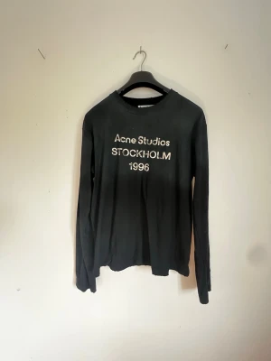  Acne Studios långärmad - Tja! Säljer nu min svarta acne långärmad den är knappt använd pga att den lite för stor så bra skick. Ass najs o ha både bara som den är men också under t.ex cardigans. Hör av dig vid funderingar!