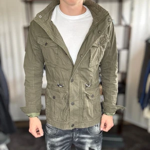 Field jacket - Mycket fint skick, inga defekter. Modellen är 185 cm, 75 kg. Alltid billigare pris vid köp av flera varor‼️🙌Svarar alltid på frågor eller funderingar! 500 recensioner med 5/5🤝