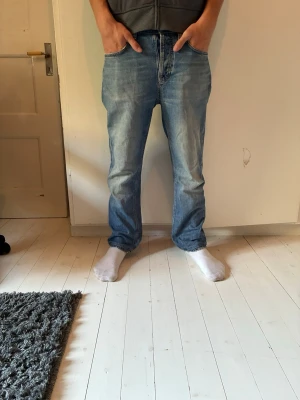Nudie jeans herr - Säljer ett par ljusblå jeans med  och klassisk femficksdesign. Jeansen har normal midja och är tillverkade i denim med lätt tvättad look. Perfekta för en avslappnad stil och passar till det mesta i garderoben. Han på bilden ä 190