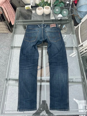 Replay Anbass Jeans 31/32 Marinblå Slim Fit - Säljer ett par Replay Anbass jeans i storlek 31/32. Marinblå denim med riktigt clean slim fit passform och snygga detaljer. Jeansen är i mycket bra skick och sitter perfekt för en stilren streetwear eller casual look. Tillverkade i bomullsdenim med skön komfort och premium känsla. Passar perfekt till sneakers och hoodie eller skjorta.  • Replay Anbass • Storlek 31/32 • Marinblå / dark blue denim • Slim fit • Bomullsdenim • Mycket bra skick  Skicka meddelande vid frågor eller fler bilder 👌