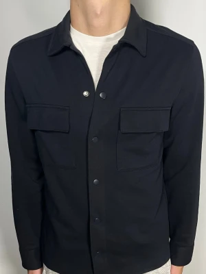 Overshirt - 👕 Plagg: Overshirt                                                            📏 Storlek: S                                                                                                                    ✨ Skick: Fint skick                                                         💬 Vid frågor är det bara att skriva!                                                                                          🛍️ Gramenti