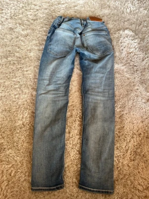 Ljusblå  jeans - Säljer just nu ett par riktigt schyssta ljusblå jeans i passformen slimfit. Dessa jeans kommer passa perfekt nu när hösten börjar närma sig. Tveka inte på att fråga om du har några frågor!!!