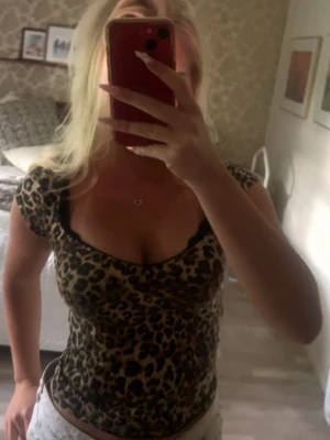 Leopardmönstrad topp från Nelly - Säljer denna leopardmönstrade topp från Nelly i stlr S