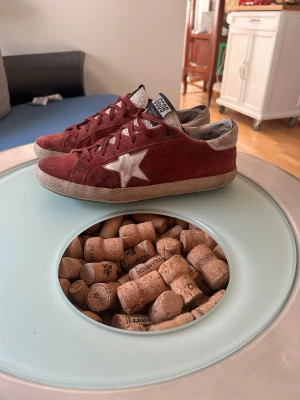 Golden goose skor  - Säljer ett par vinröda GGDB sneakers, skorna är i använt skick och har defekter syns på bilderna men är fortfarande användbara. Bara skor kommer med skriv om ni undrar över något!