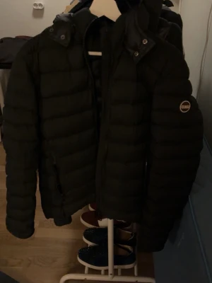 Svart colmar jacka  - Säljer min colmar jacka. Bra skick bara att den lagats vid en arm (skriv för mer bilder). Skriv vid frågor eller liknande!