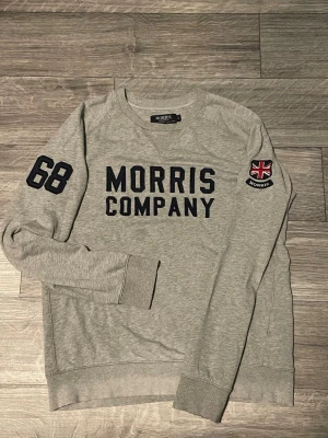 Morris Company - Snygg Morris tröja storlek S har två pyte små hål som syns på bilderna annars bra skick 