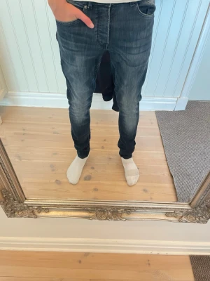 Slimfit jeans med feta fades - Feta Slimfit jeans från Chasin med coola fades vid knäna. Modellen är 183, storlek 29/32. Hör av er vid funderingar!