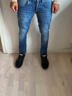 Dondup George  - Dondup George: 37cm bred och 87cm längd. Person är 177 cm och 58kg