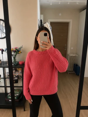 Rosa stickad tröja - Säljer en stickad tröja i en härlig rosa färg. Tröjan har rund halsringning, långa ärmar och en grovstickad struktur som ger en avslappnad och trendig look. Perfekt att matcha med jeans eller leggings.