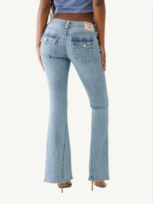 Bootcut ljusblå jeans med fickdetaljer - Snygga ljusblå bootcut jeans från true religion som jag råka köpa i fel storlek men aldrig orkat skicka tillbaka, dom är nästan helt ny och användes bara en gång jag kan ofta gå ner i pris vid snabbt köp