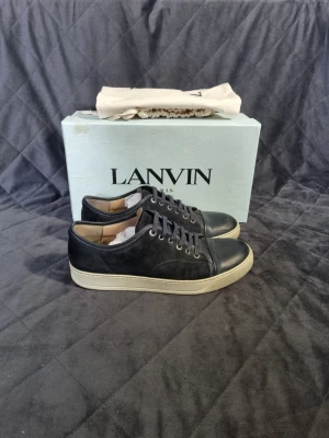 Lanvin - Lanvin Cap Toe sneakers | Storlek: Uk 8 fits 42-43 | Skick: 8/10 | Skorna behövs endast tvättas| Tillkommer: 1 dustbag | Färg: Marinblå | Nypris: 4999kr | Vårt pris: 1599 kr | Bara att skriva om du har några funderingar | Välj helst Bring som leveransmetod, eftersom jag bor bredvid en Bring box! Då går leveransen 100 % snabbare, Instabox funkar också!