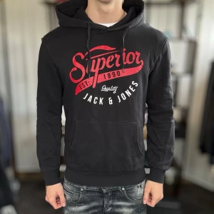 Hoodie med tryck - Bra skick, använd men inga hål eller fläckar. Modellen är 185 cm, 75 kg. Alltid billigare pris vid köp av flera varor‼️🙌Svarar alltid på frågor eller funderingar! 500 recensioner med 5/5🤝