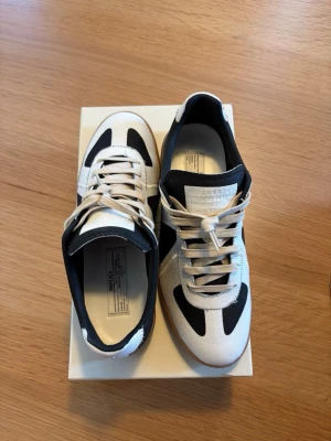 Maison Margiela Oreo - Säljer ett par sköna sälsynta Maison Marigela gats i färgen oreo storlek 43.#archive