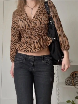 Brun animalprint blus med v-ringning