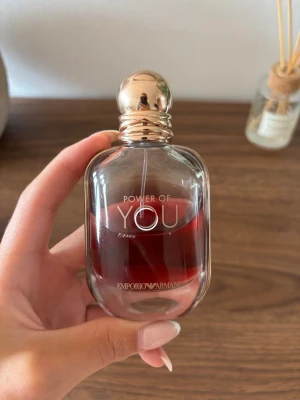 Armani ”Power of you” 50 ml - Parfym från armani ”power of you” i 50 ml. Doftar passionsfrukt och madagaskarvanilj, likt en sorbet. 60% kvar, nypris 1225 kr.