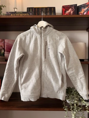 Ljusgrå Sail Racing Zip-hood - Mitt favorit märke o hoodies alla dagar vi veckan, sköna, bekväma, varma och funkar till allt verkligen. Skolan,  crossbanan eller varför inte till jobbet? Säljer då jag har aningen för många..😬.                                                ⭐️Säljes i nyskick, utan defekter & slitage                                 💭Har du frågor? Skriv på annonsen och jag svarar så fort jag kan!!