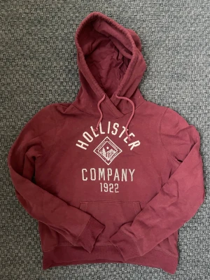 Vinröd hoodie från Hollister (sällsynt) - Säljer nu denna sjukt snygga Vintage 2000s hollister hoodie! Passar till allt och har en perfekt passform. Säljs ej längre i butik och är därav mycket eftertraktad😊 passar S perfekt ! Skriv vid funderingar 🤝