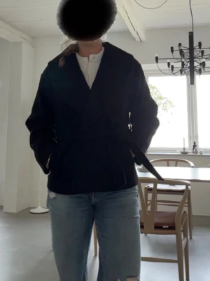 Svart kappa från Vero Moda  - Snygg svart kappa i midjelängd med knytskärp i midjan och klassisk krage. Kappan har en enkel, stilren design och raka ärmar. Perfekt för dig som gillar en clean look och vill ha något som funkar till många outfits. Jag köpte den förra året och har inte använt den alls mycket. Nypris 750kr