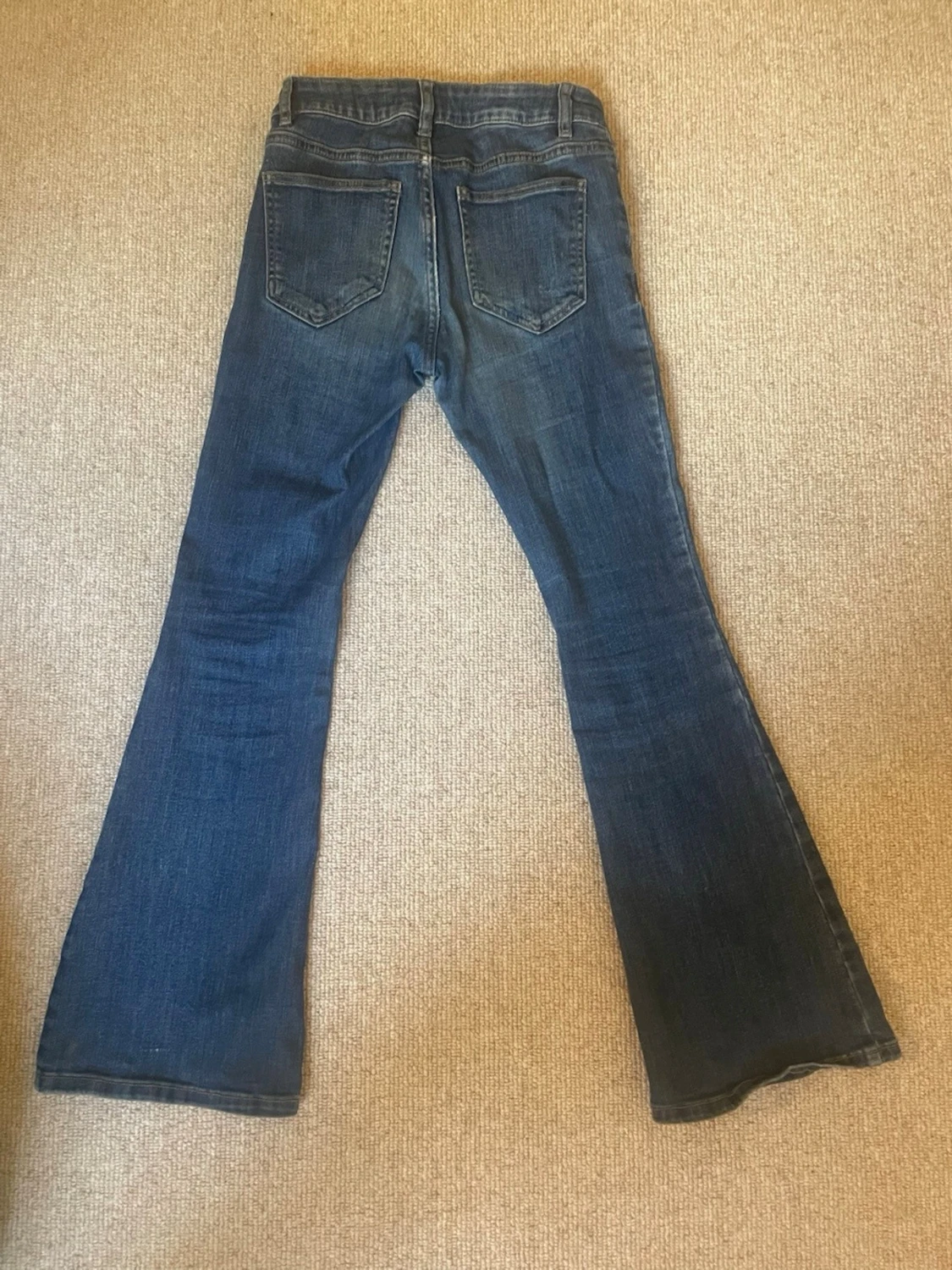 Blå utsvängda jeans från Lindex