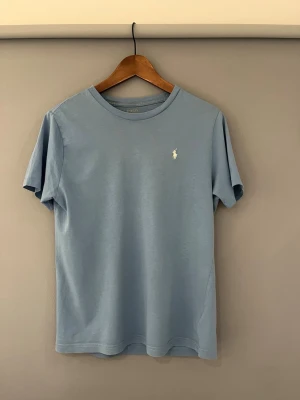 Ljusblå Ralph Laurent t shirt - Säljer en ralph Laurent t shirt som är ljusblå i bra skick. Storlek XS eller mindre S. Hör av er vid minsta funderingar!