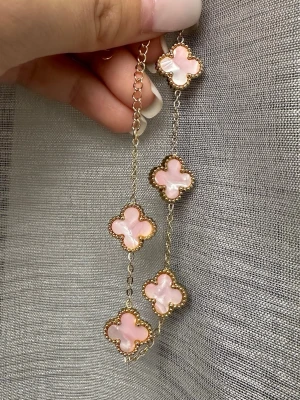 Klöver armband  - Guldfärgad armband med ljusrosa klöver, helt ny i förpackning. Rostfritt stål (stainless steel) ✨🌸